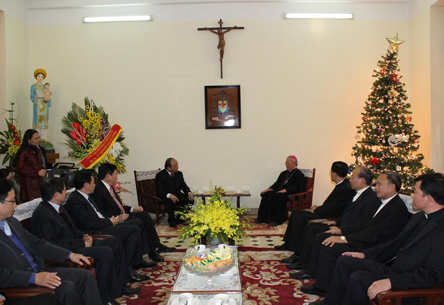 Deputy PM Nguyễn Xuân Phúc pays Christmas visit to Hanoi Archdiocese